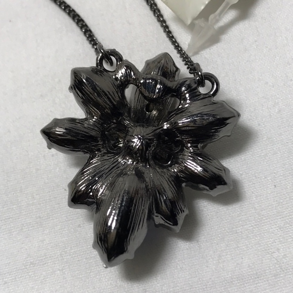 Loft pendant necklace/ blue and opalescent NWT - Picture 6 of 9